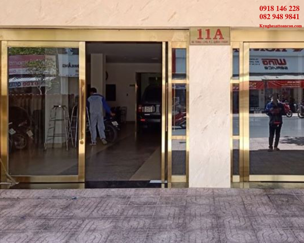 Cửa inox mạ vàng CC9