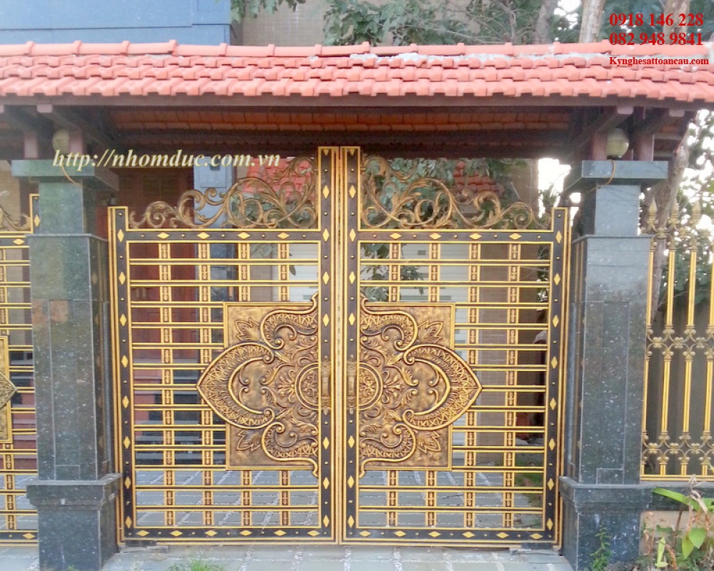 Cửa cổng nhôm đúc CN010